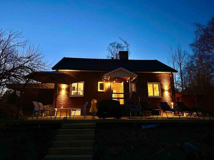 Modernt & Rymligt Sommarhus Pa Landet- Bubbelpool Villa Eskilstuna Kültér fotó
